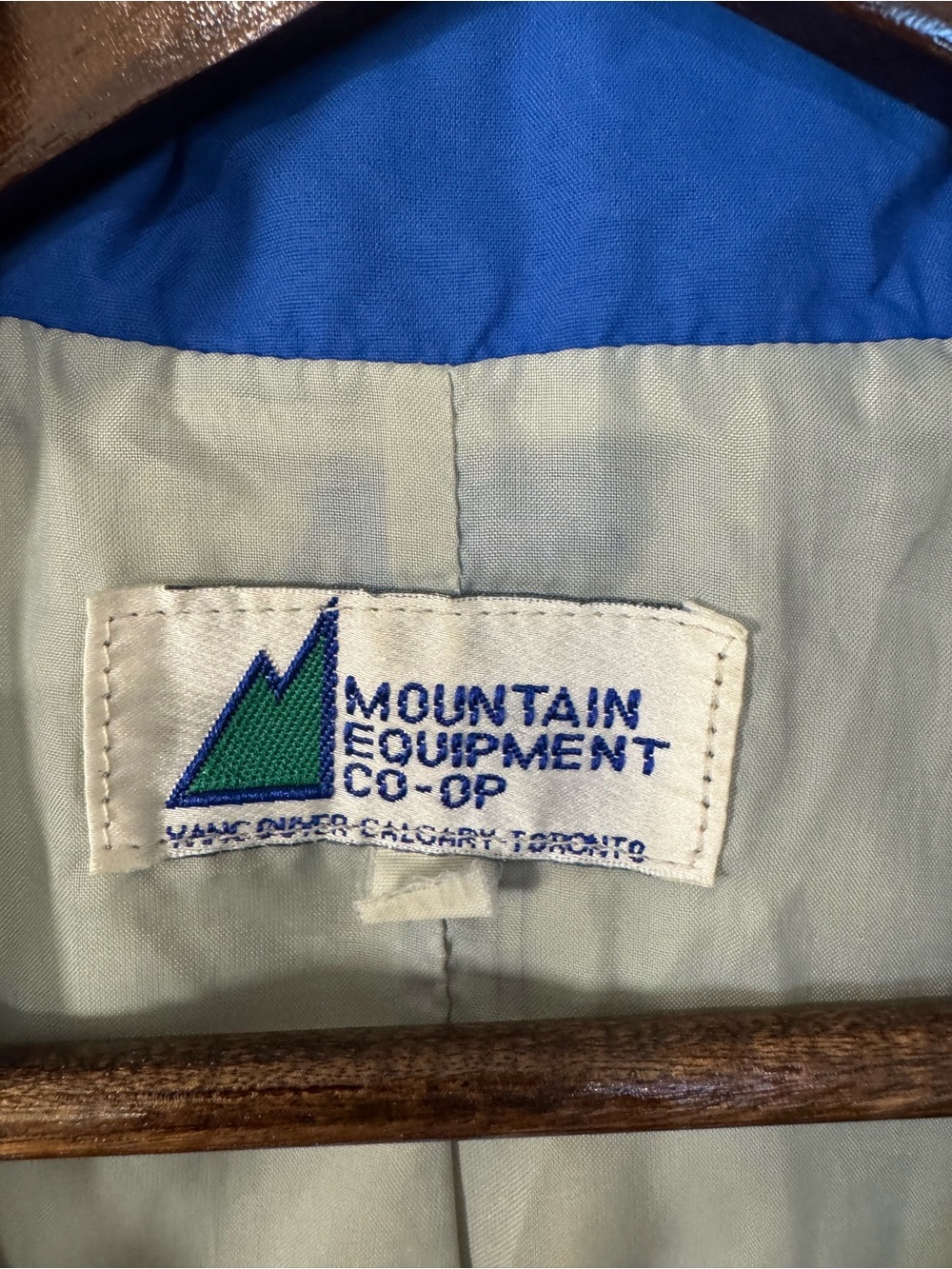 Vintage MEC Color Block Rain Jacket Blue Yellow Hooded Coat - Picture 5 of 9